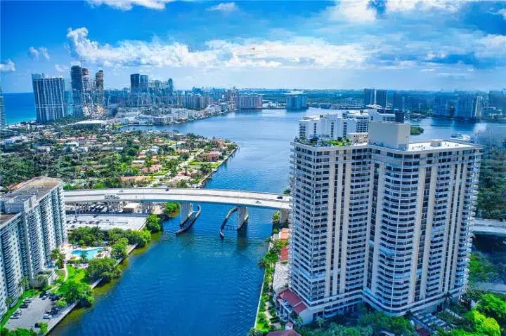 2 bedroom 2 bath Residential for sale at 19355 Turnberry Way # 3d, Miami FL 33180