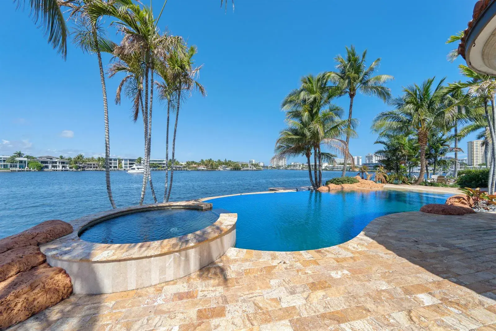 2593 SE 8th Street, Pompano Beach FL 33062