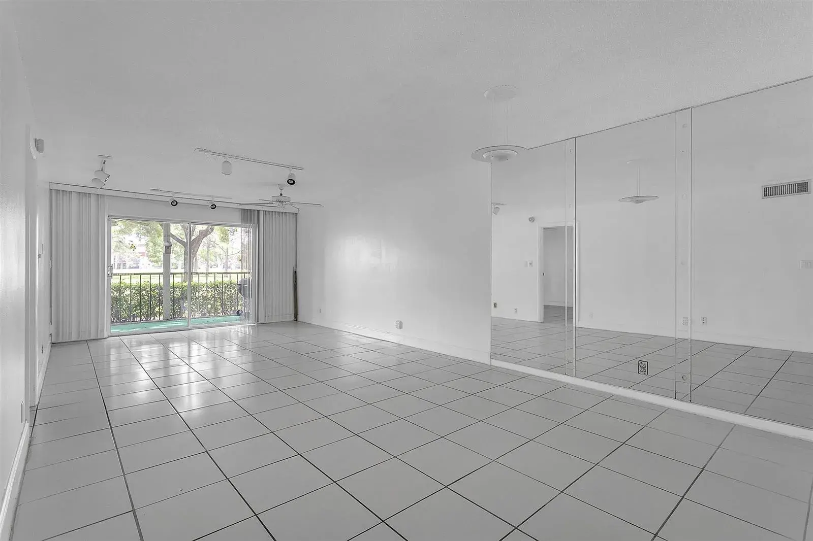 5860 NW 44th Street # 111, Lauderhill FL 33319