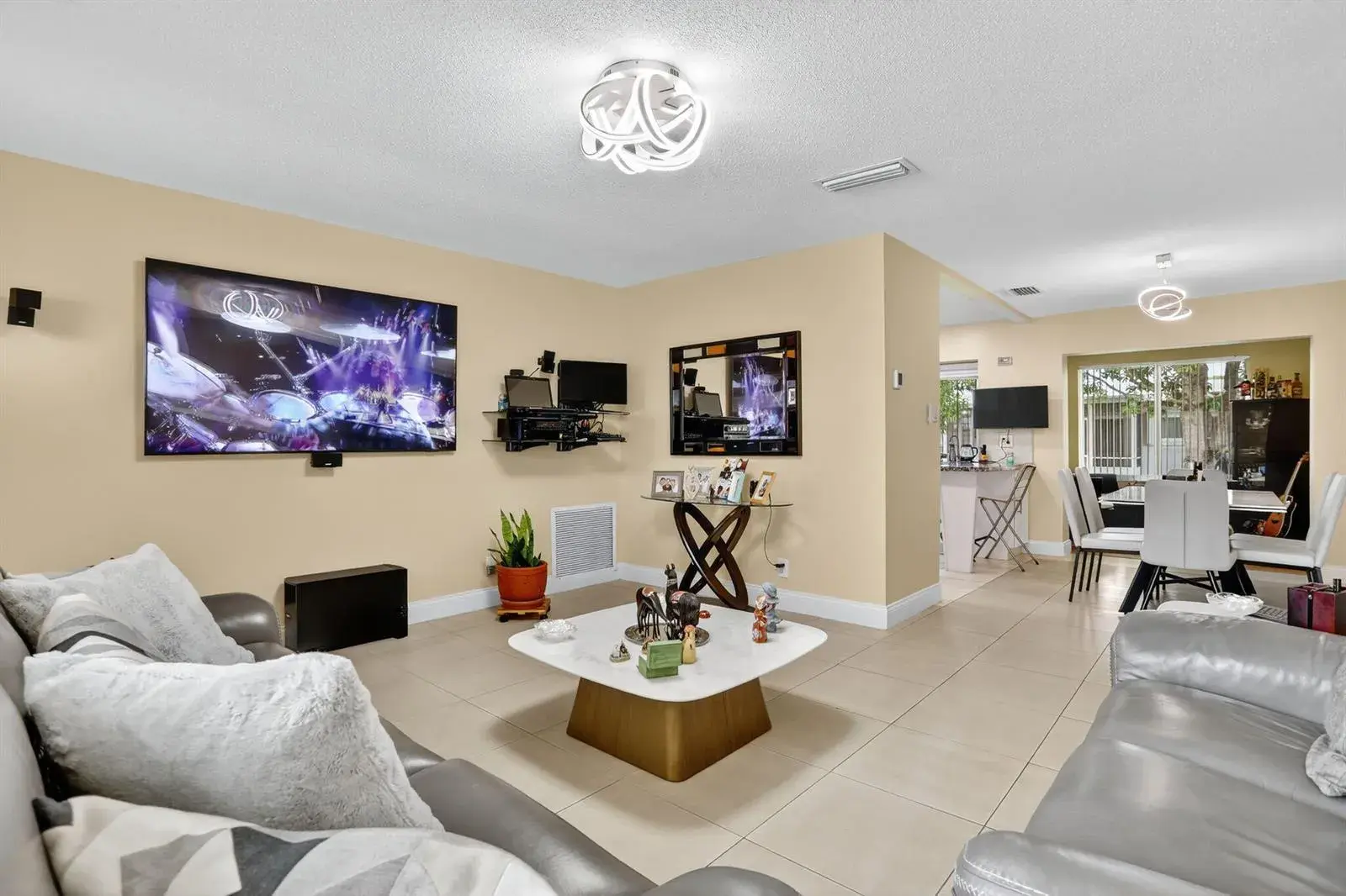 6945 NW 14th Street, Margate FL 33063