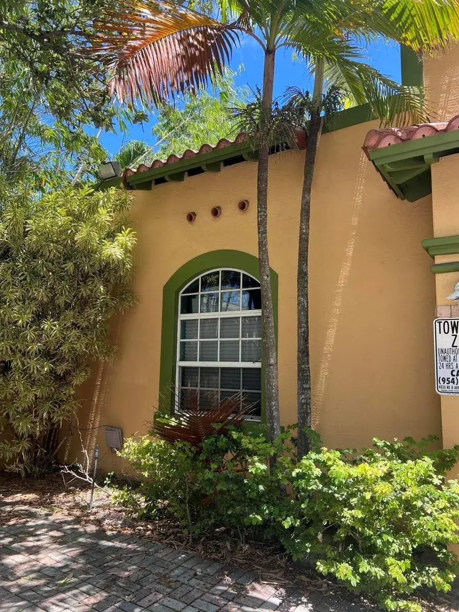 Commercial Sale for sale at 720 NE 3rd, Fort Lauderdale FL 33304