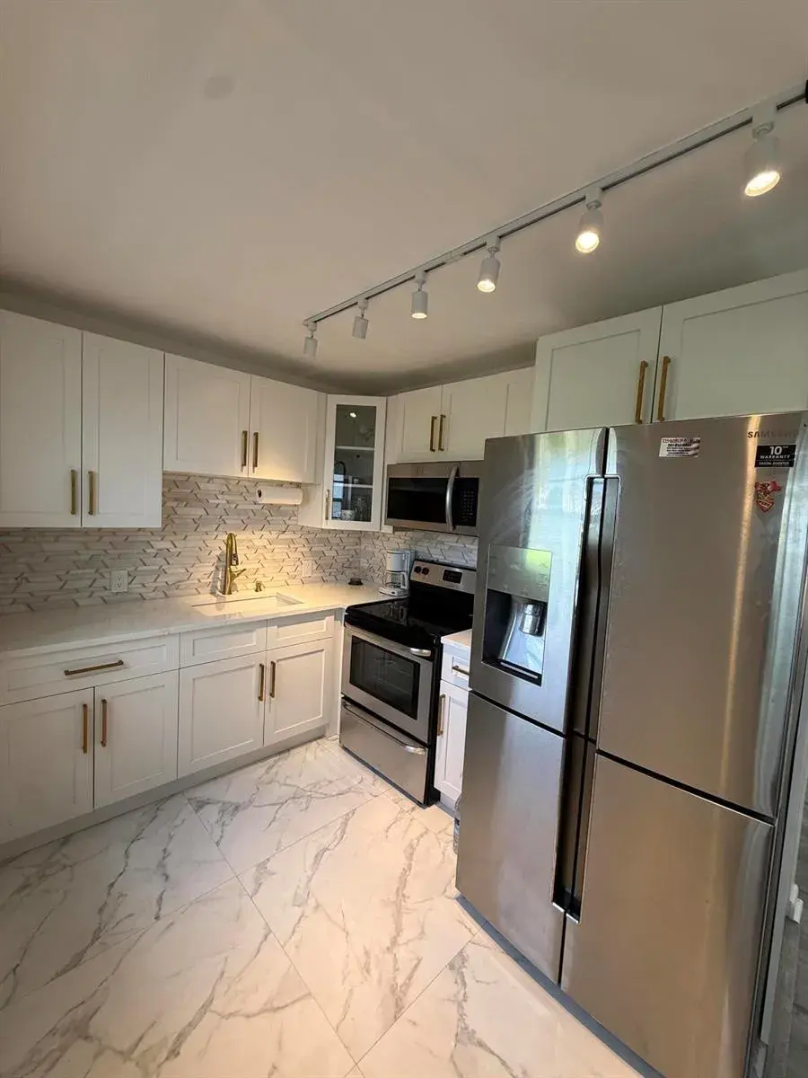 2 bedroom 1 bath Residential Lease for rent at 389 Fanshaw J # 389, Boca Raton FL 33434