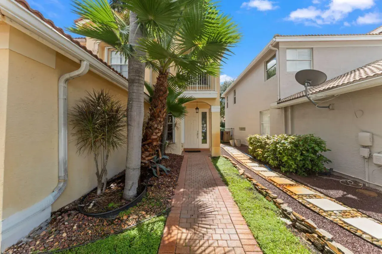 8492 Breezy Oak Way, Boynton Beach FL 33473