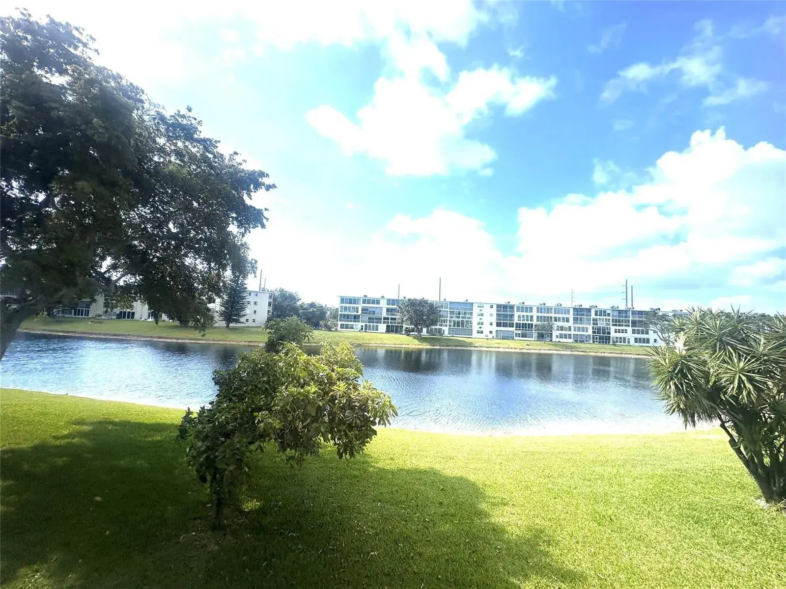 1 bedroom 1 bath Residential for sale at 2004 Harwood C, Deerfield Beach FL 33442