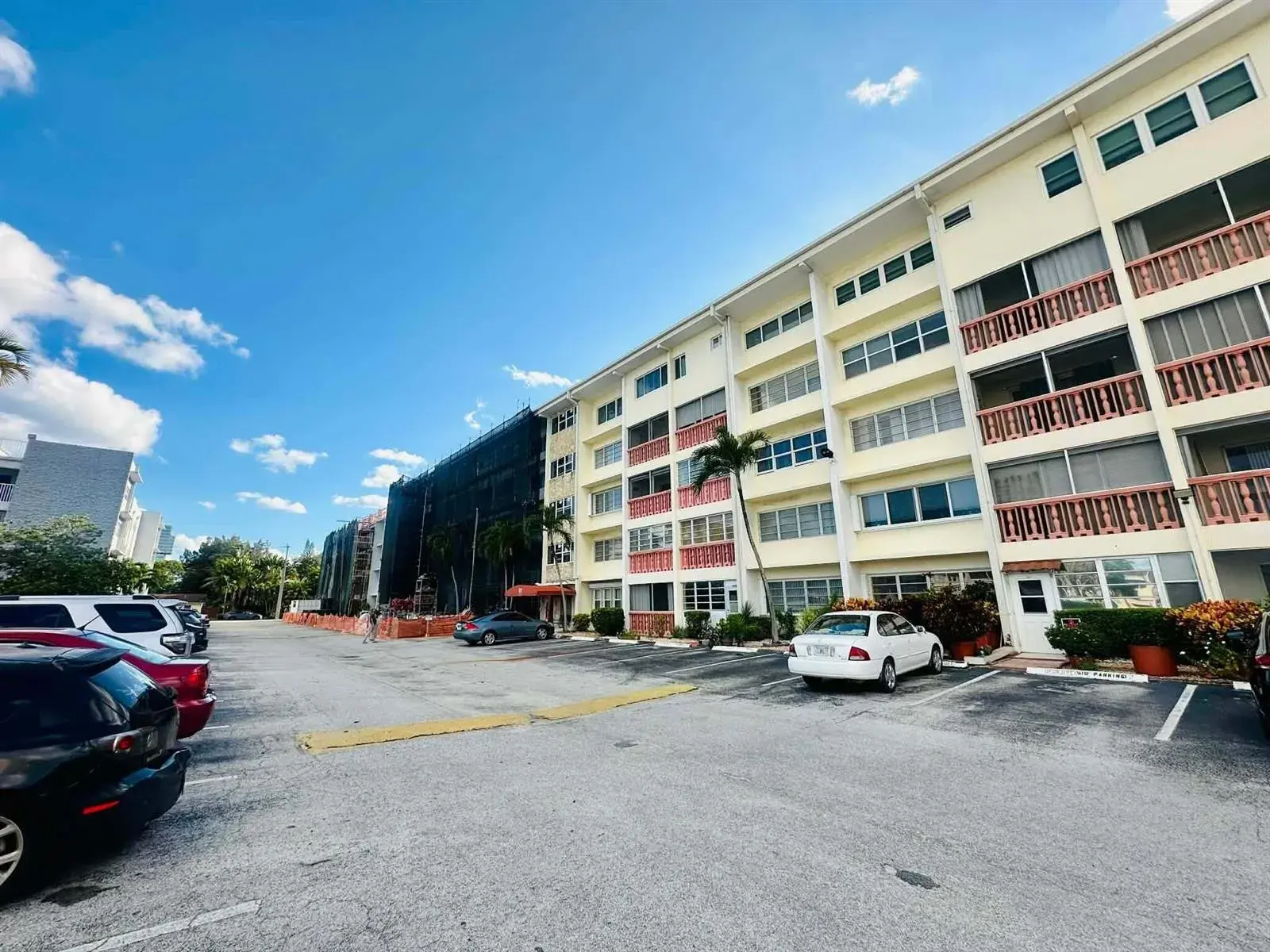 1 bedroom 1 bath Residential Lease for rent at 215 SE 3rd Avenue, Hallandale Beach FL 33009