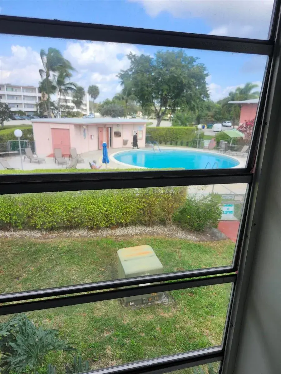17 Golfs Edge # H, West Palm Beach FL 33417