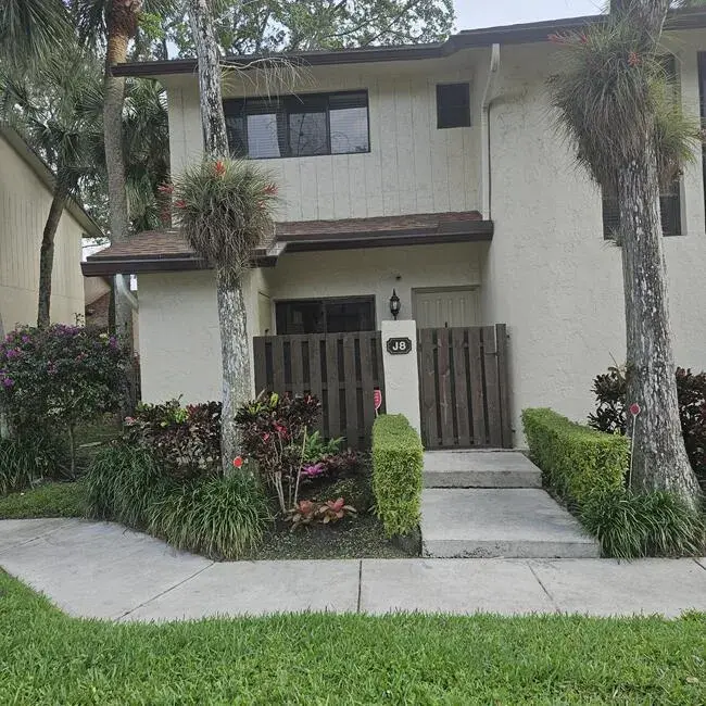 2 bedroom 2 bath Residential for sale at 7620 NW 79th Avenue # J8, Tamarac FL 33321