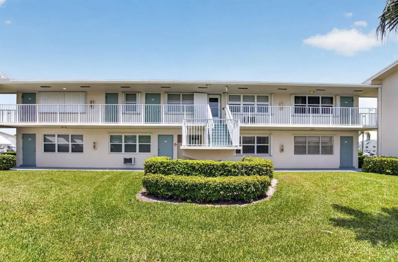 1 bedroom 1 bath Residential for sale at 660 Horizon W # 107, Boynton Beach FL 33435