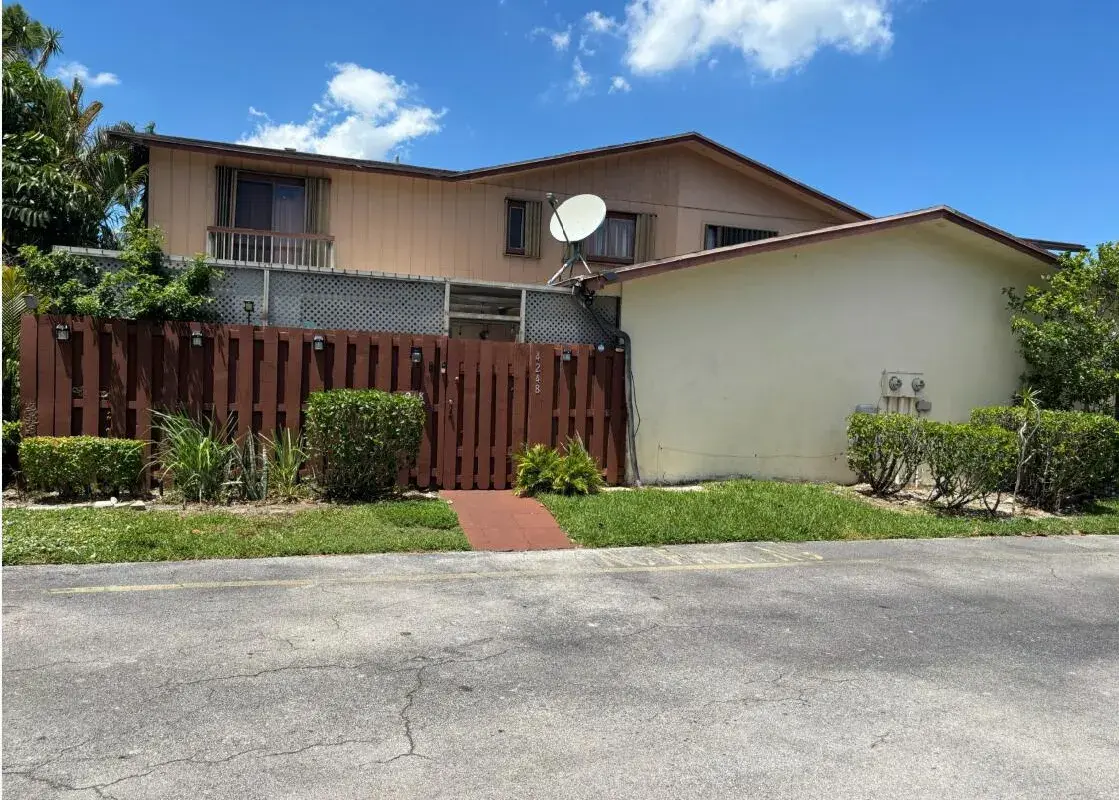 4248 Landar Drive, FL 33463
