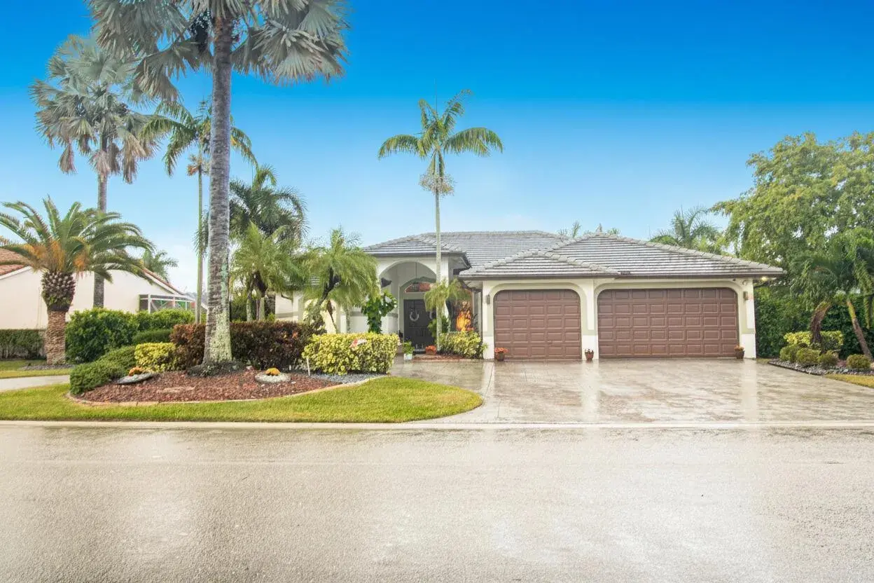 5 bedroom 4 bath Residential for sale at 5062 Kensington Circle, Coral Springs FL 33076