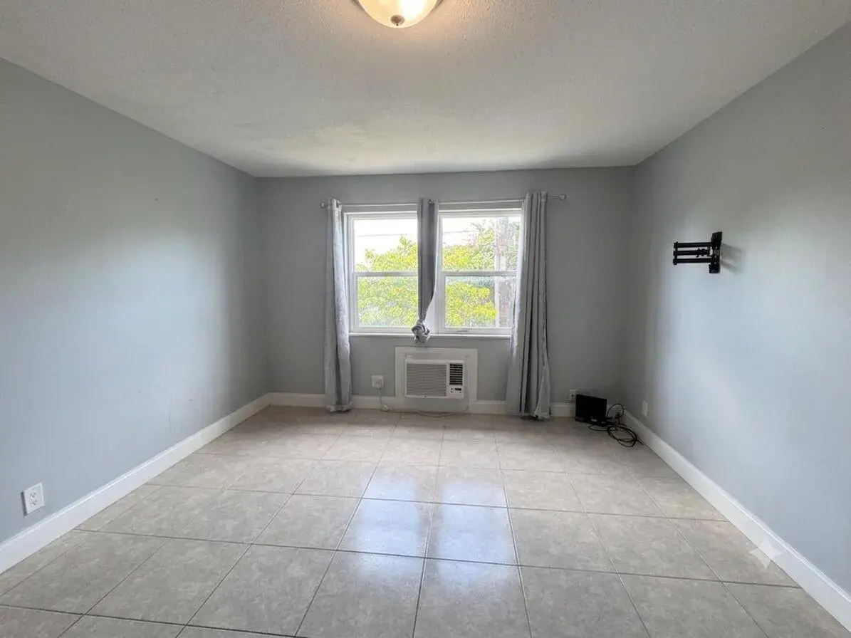 1150 E Sample Road # 204, Pompano Beach FL 33064