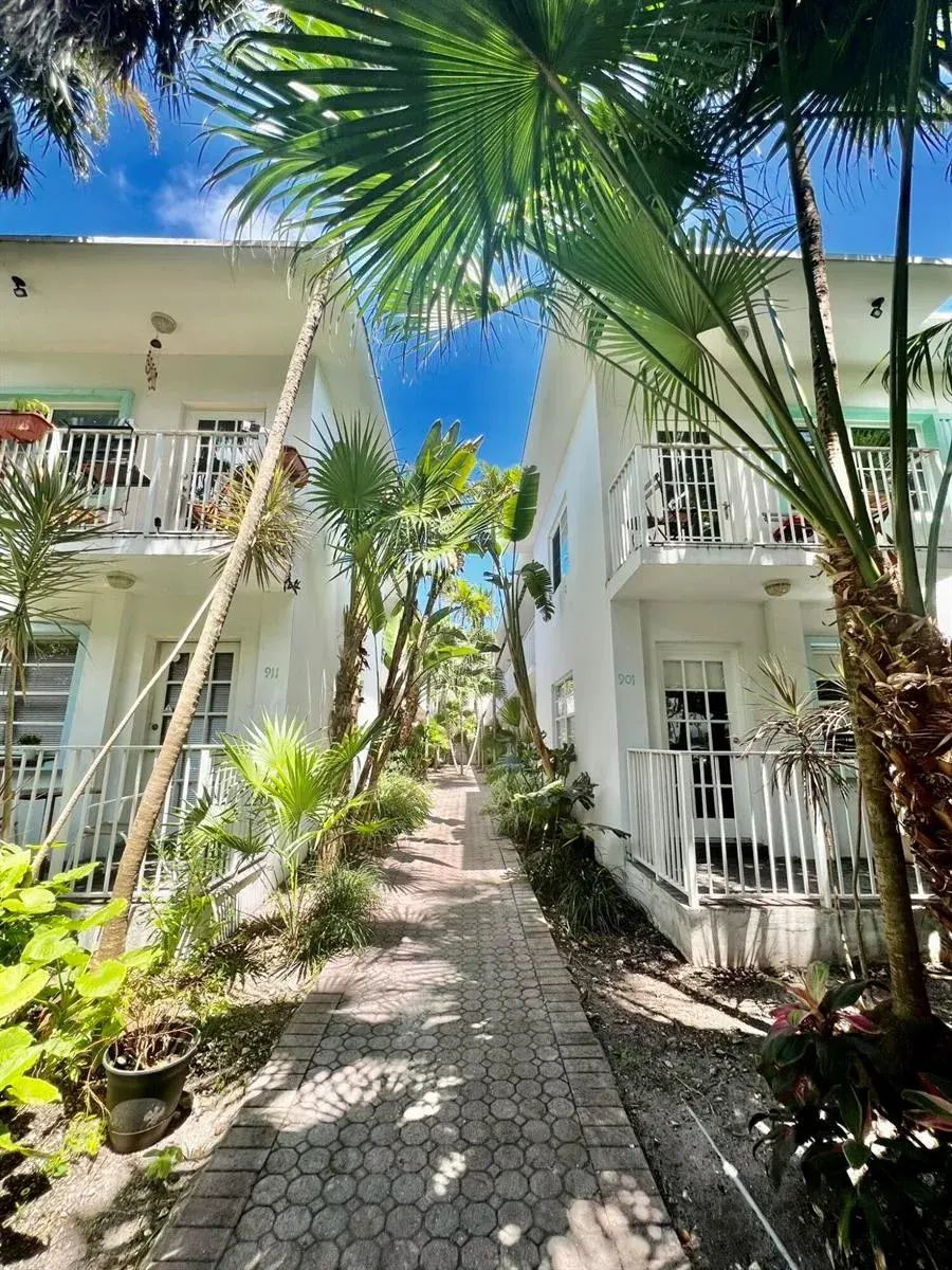 1 bedroom 1 bath Residential Lease for rent at 901 Meridian Avenue # 103, Miami Beach FL 33139