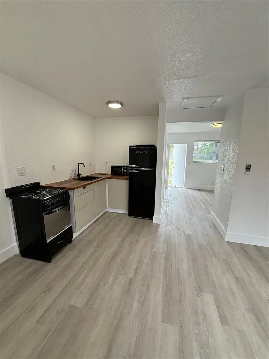 1 bedroom 1 bath Residential Lease for rent at 2213 Lincoln Street, Hollywood FL 33020