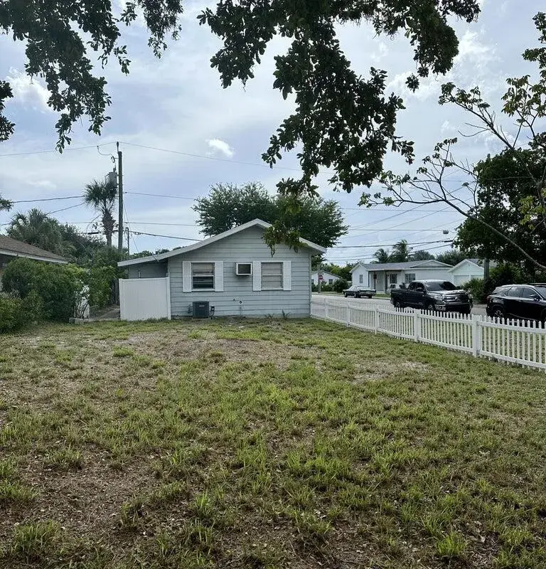 312 12th Avenue N, FL 33460