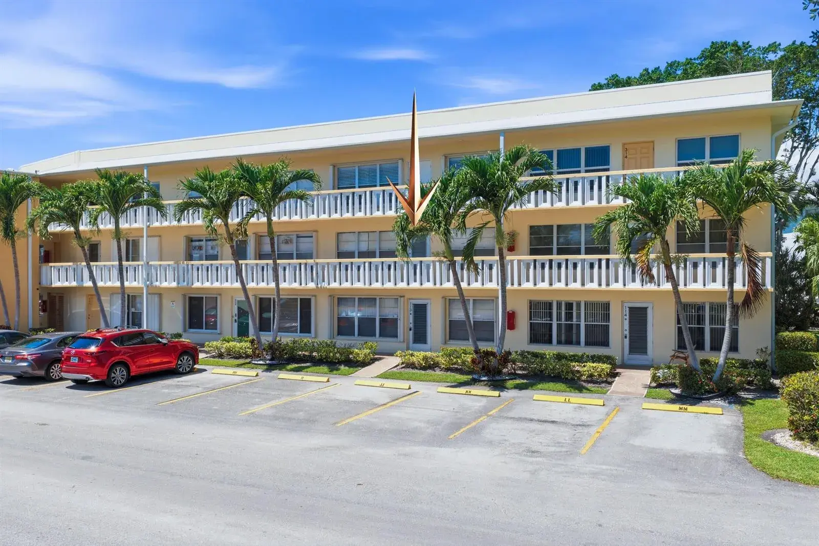 2 bedroom 2 bath Residential for sale at 213 Wellington E, West Palm Beach FL 33417