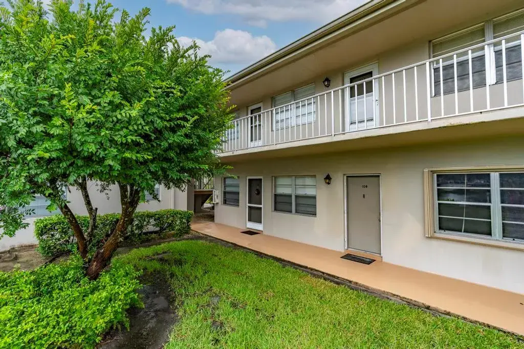 1 bedroom 1 bath Residential for sale at 3 Lake Vista Trail # 203, Port St. Lucie FL 34952