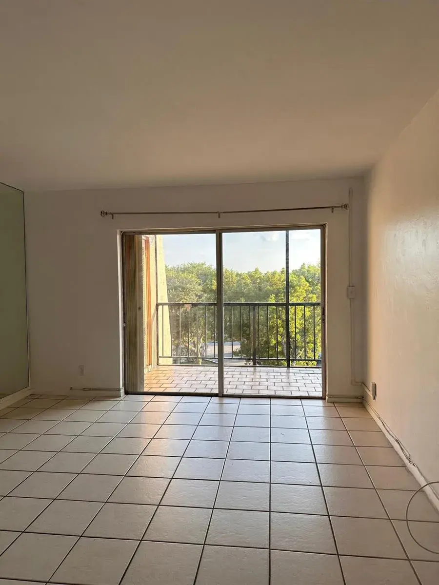 13707 Kendale Lakes Circle, Miami FL 33183