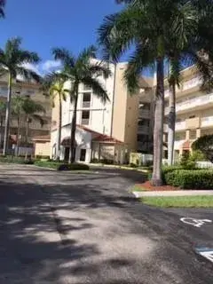 3 bedroom 2 bath Residential for sale at 10720 NW 66th Street # 412, Doral FL 33178