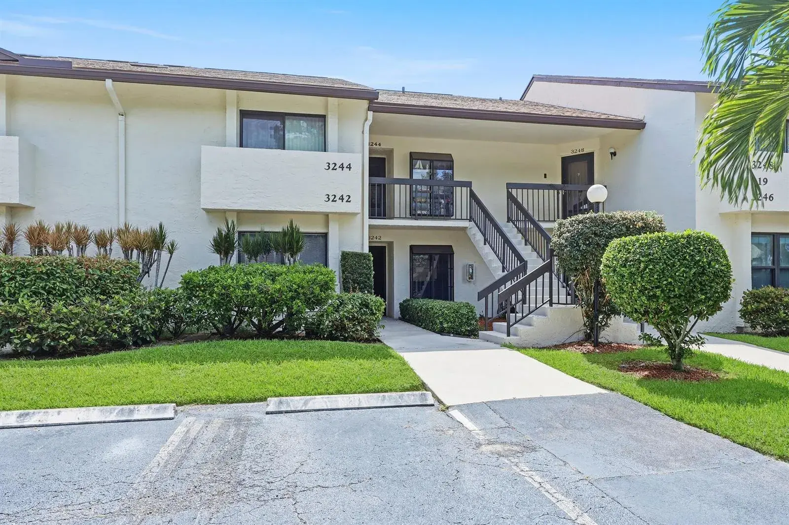 2 bedroom 2 bath Residential for sale at 3242 Perimeter Drive, FL 33467