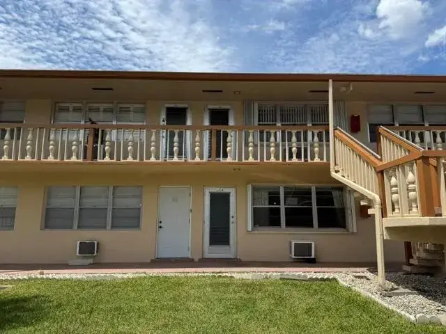 1 bedroom 1 bath Residential for sale at 104 Hastings G, West Palm Beach FL 33417