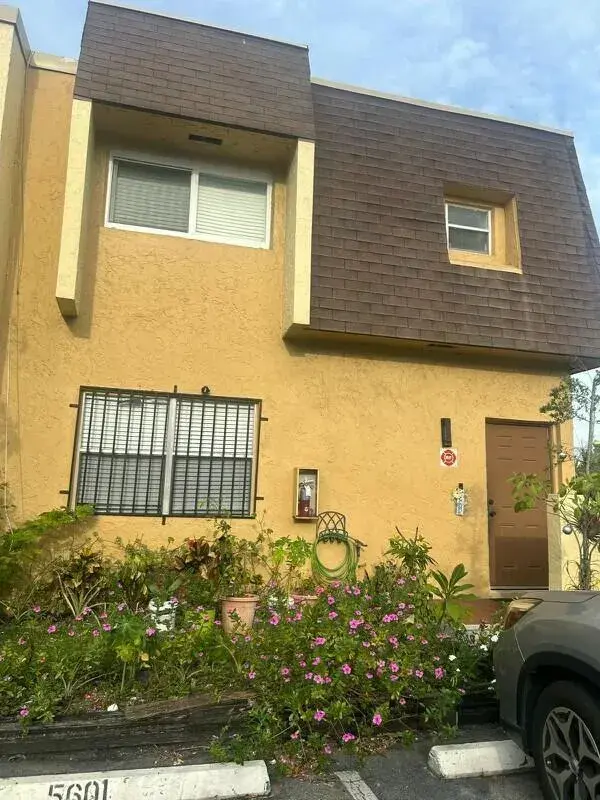 3 bedroom 2 bath Residential for sale at 5601 Blueberry Court # 157, Lauderhill FL 33313