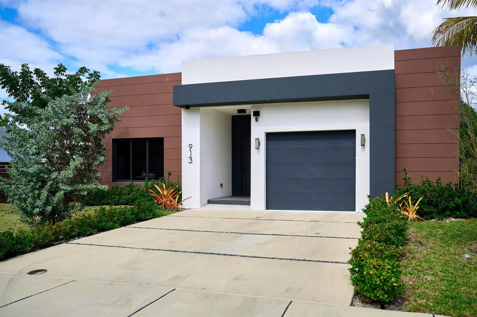 4 bedroom 3 bath Residential Lease for rent at 913 NE 15th Street, Fort Lauderdale FL 33304