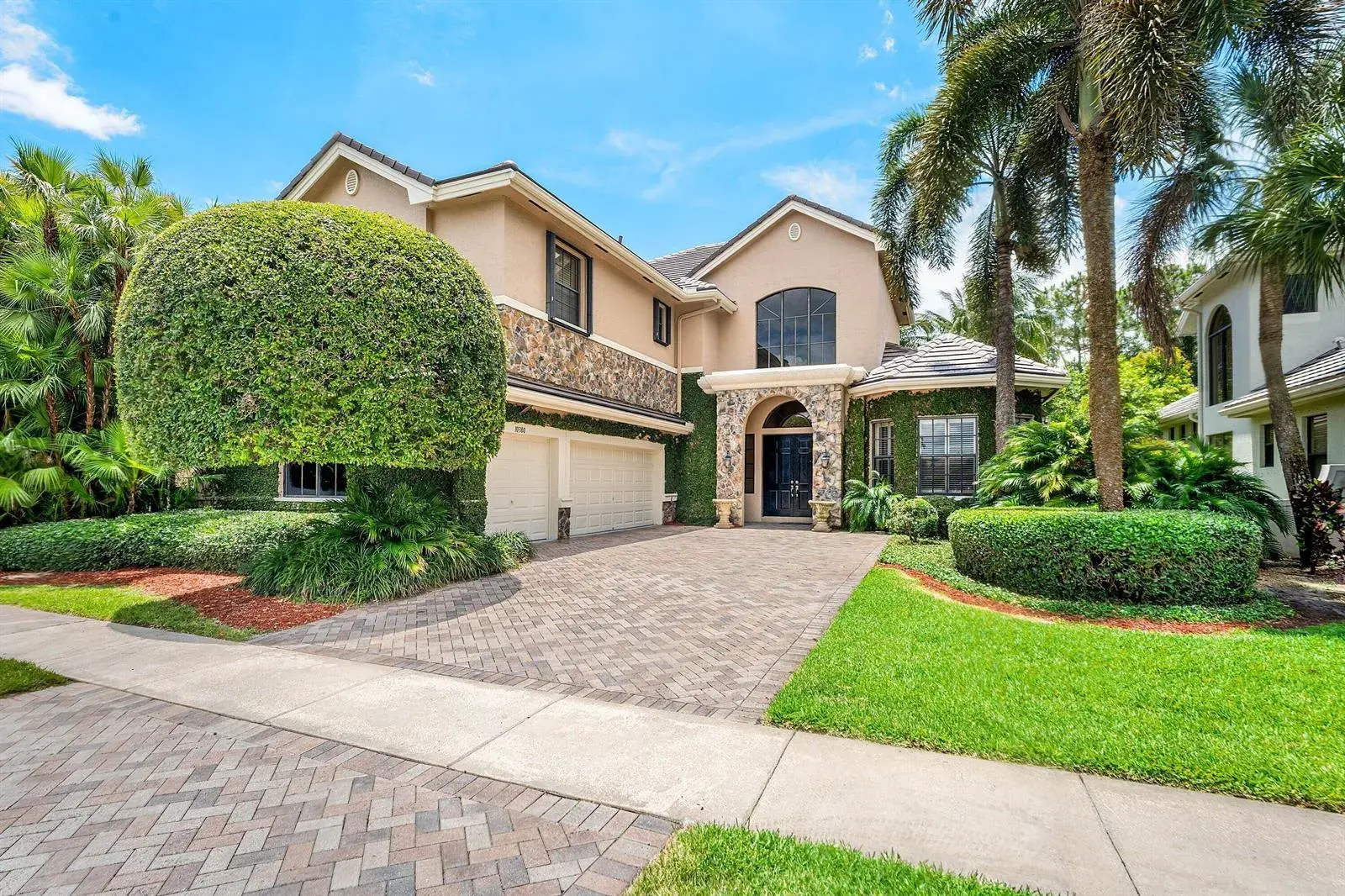 5 bedroom 4 bath Residential for sale at 10380 Trianon Place, Wellington FL 33449