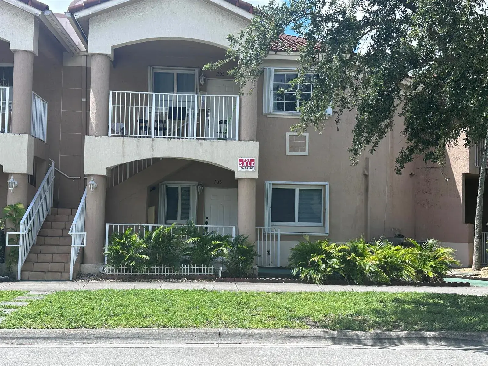 3 bedroom 2 bath Residential for sale at 300 E 4th Street # 103, Hialeah FL 33010