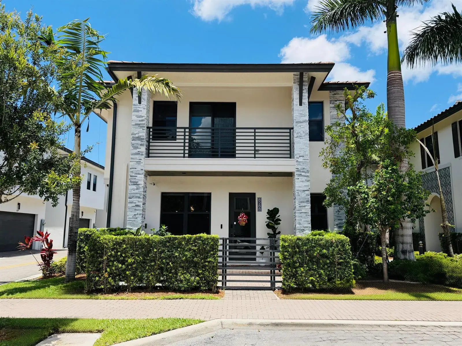 3 bedroom 3 bath for sale at 8288 NW 44th Terrace, Doral FL 33166