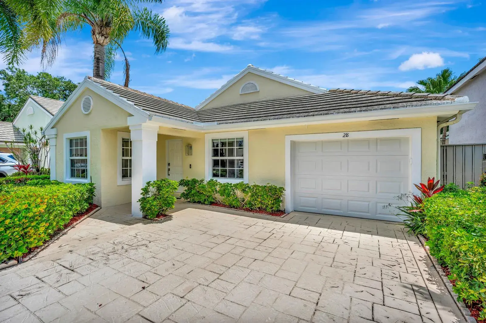 28 Admirals Court, Palm Beach Gardens FL 33418