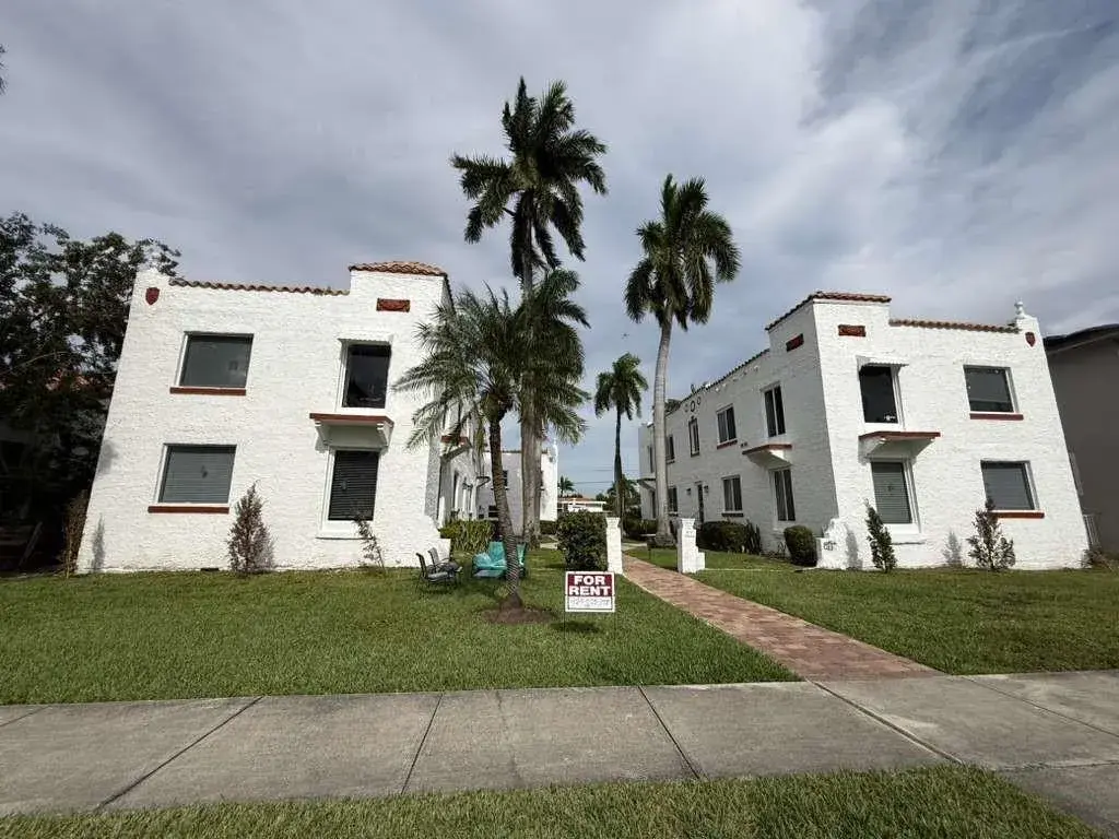 1 bedroom 1 bath Residential Lease for rent at 817 Tyler Street # 8, Hollywood FL 33019
