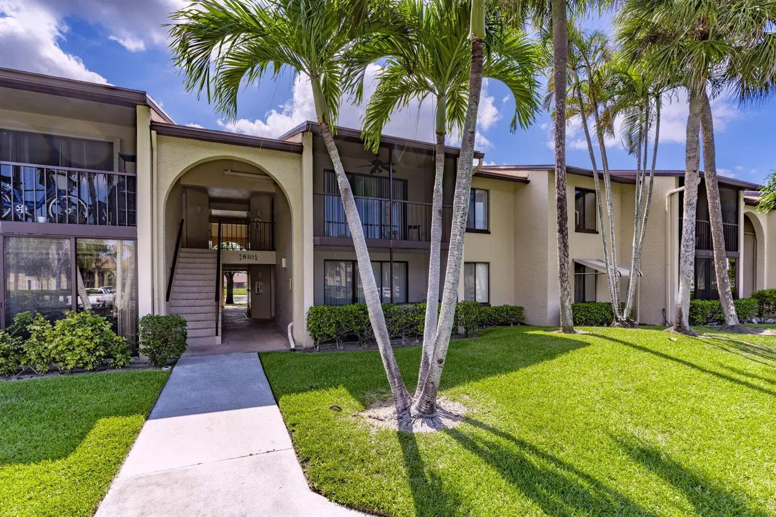 1 bedroom 1 bath Residential for sale at 610 Sea Pine Way # B2, FL 33415