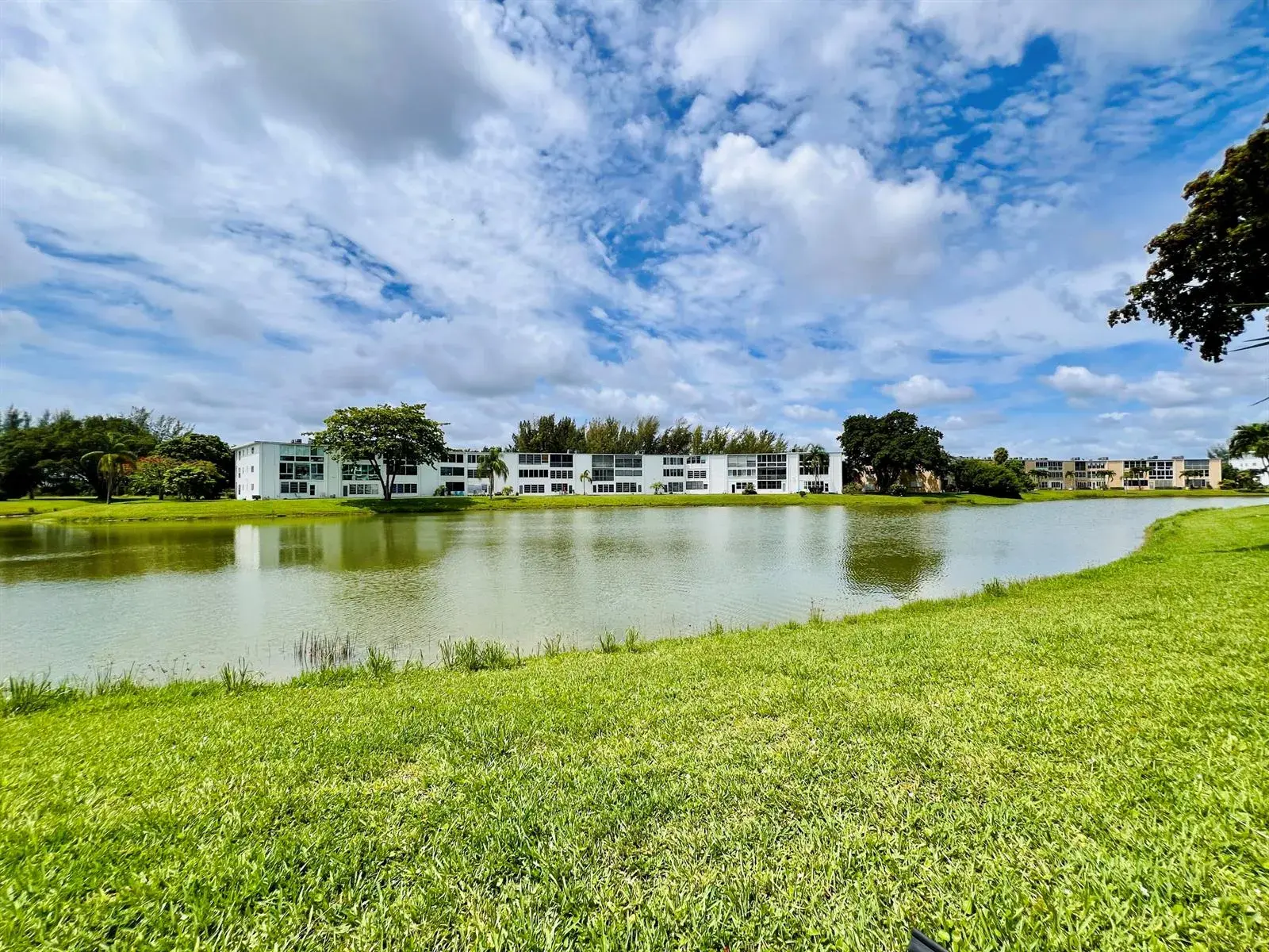 1 bedroom 1 bath Residential for sale at 107 Wellington D, West Palm Beach FL 33417