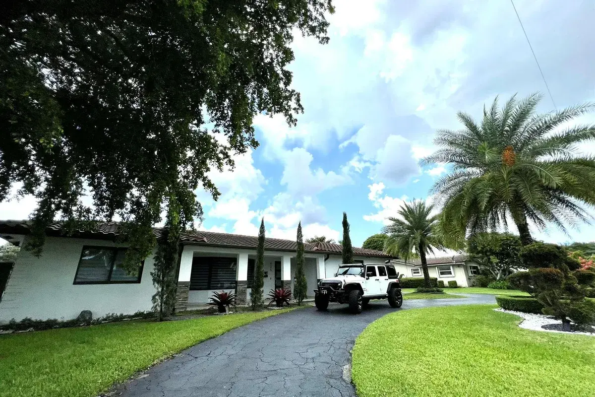 625 W Tropical Way, Plantation FL 33317
