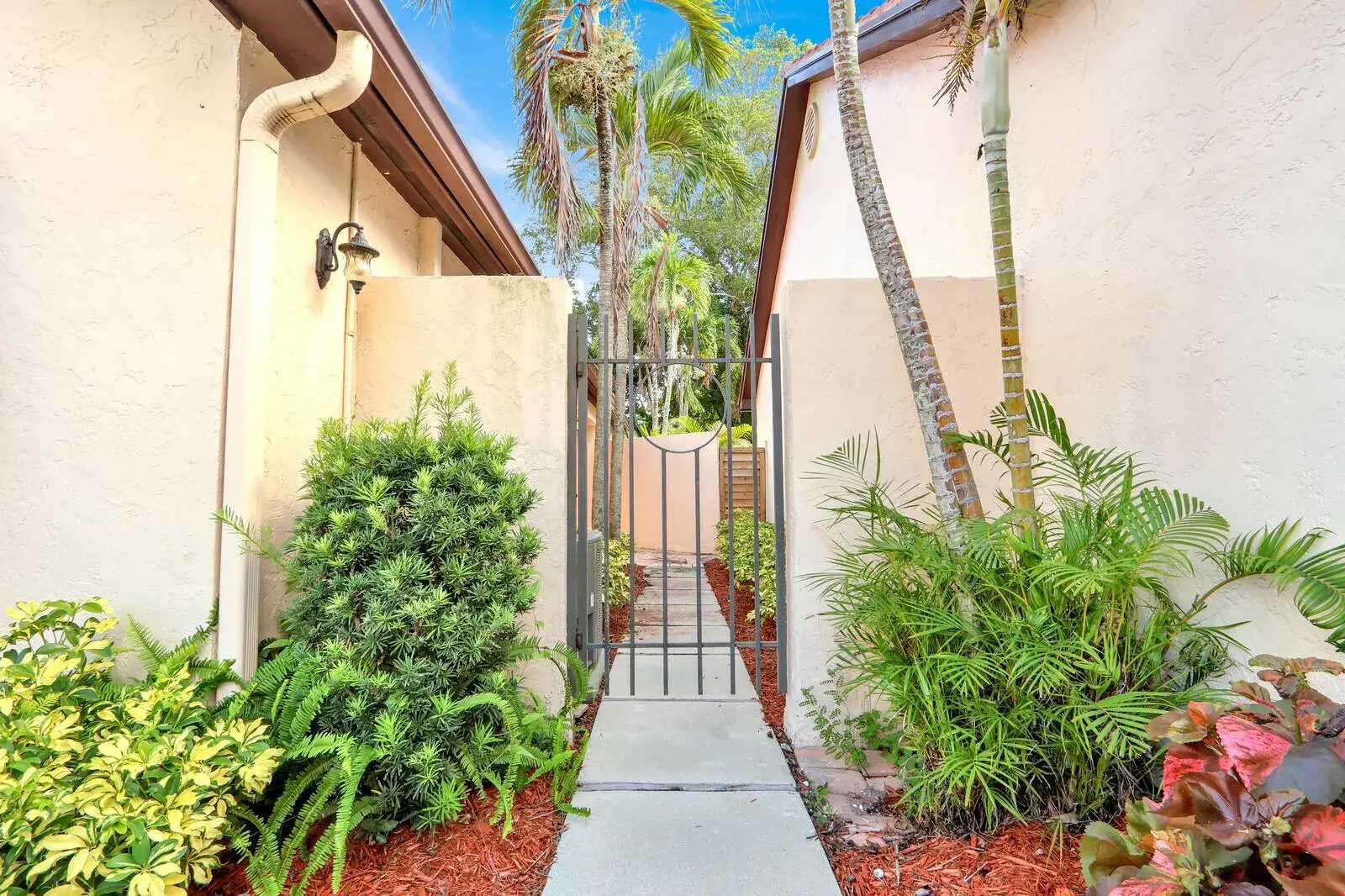13 Ironwood Way N, Palm Beach Gardens FL 33418
