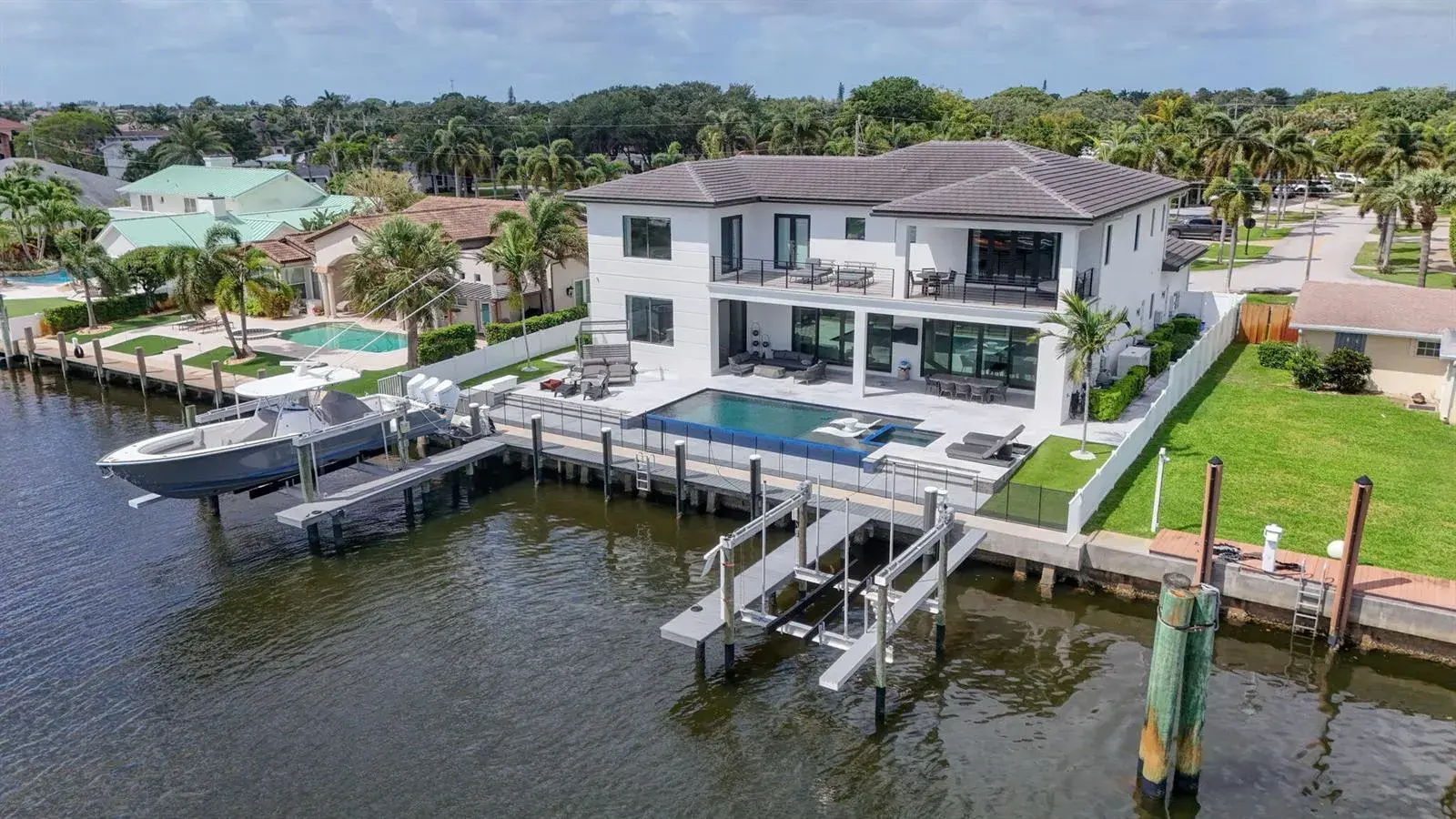 4 bedroom 5 bath for sale at 824 Shore Drive, North Palm Beach FL 33408