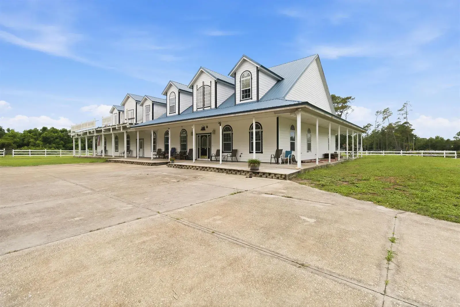 6 bedroom 4 bath for sale at 31243 Bear Pond Drive, FL 32776