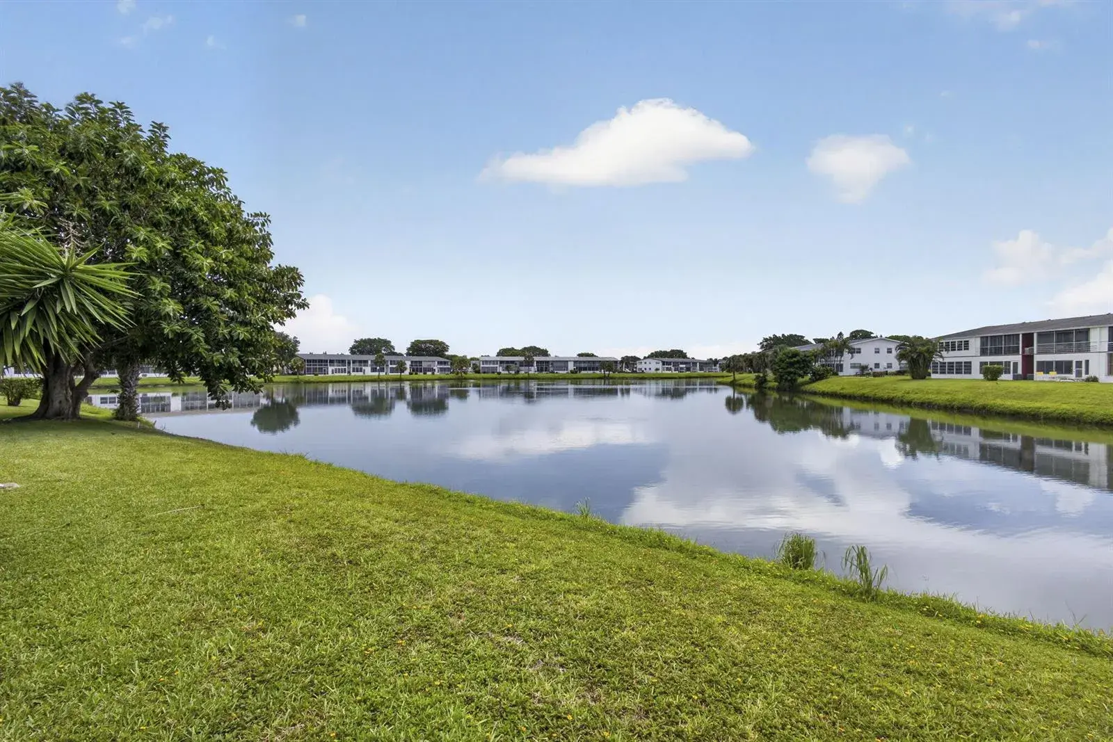 1 bedroom 1 bath for sale at 127 Chatham F, West Palm Beach FL 33417