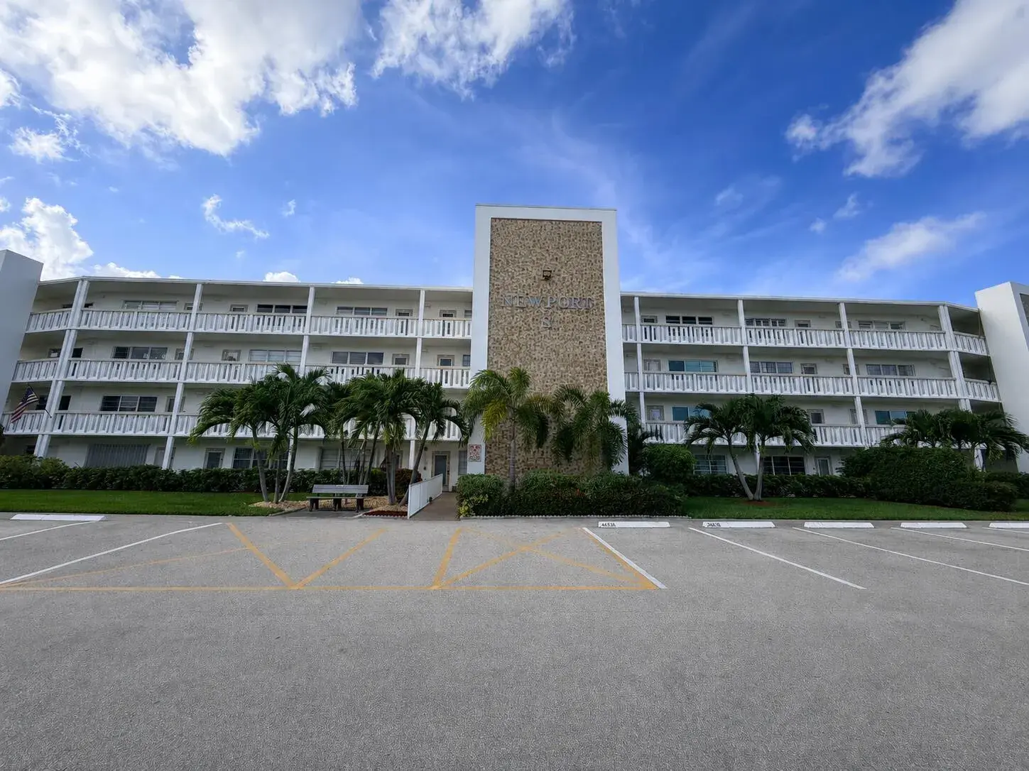 1 bedroom 1 bath for sale at 2090 Newport S # 2090, Deerfield Beach FL 33442