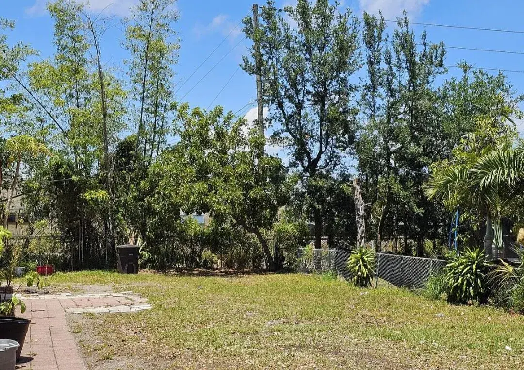 2013 SE Dock Street, West Palm Beach FL 33401