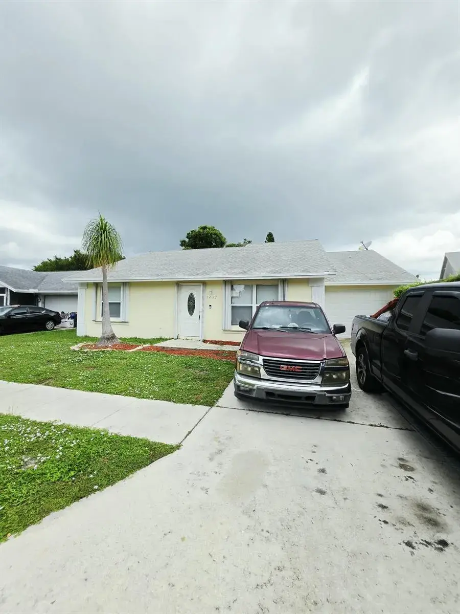 3 bedroom 2 bath for sale at 5447 Twin Oakes Road, FL 33463