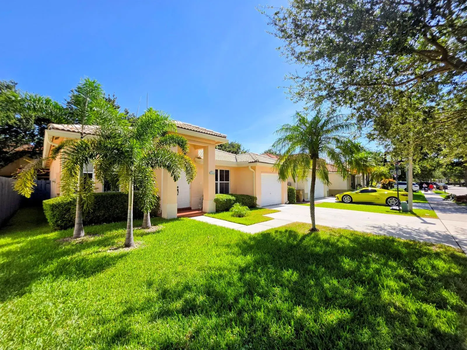 3 bedroom 2 bath for sale at 14013 N Cypress Cove Circle, Davie FL 33325