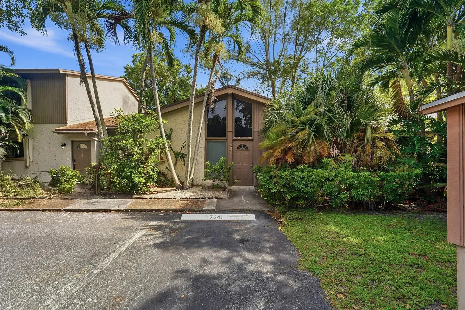2 bedroom 2 bath for sale at 7241 W Sunrise Boulevard, Plantation FL 33313