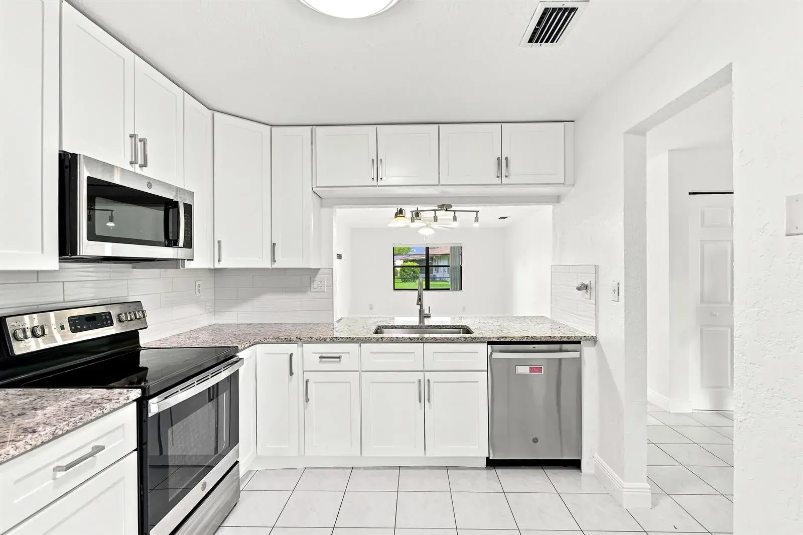 10 Seneca Court, Royal Palm Beach FL 33411