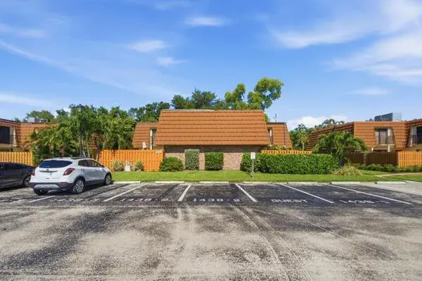 2 bedroom 2 bath Residential for sale at 1438 Park Shore Circle # 3, Fort Myers FL 33901