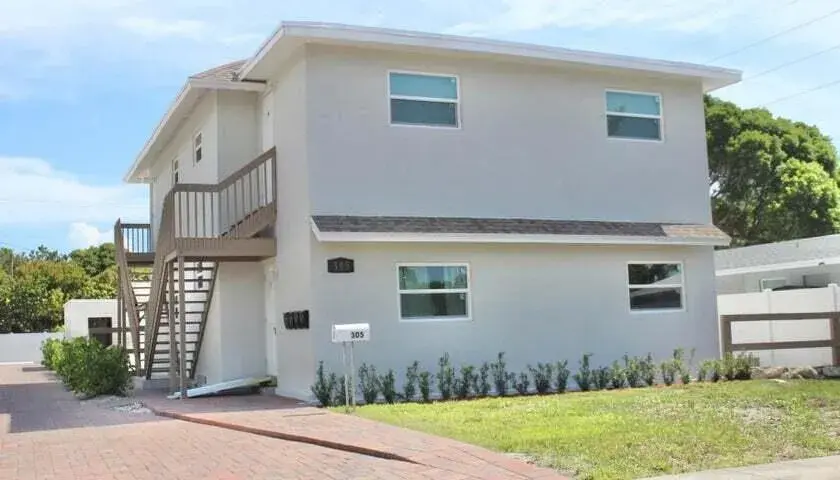 2 bedroom 1 bath for sale at 305 Cypress Drive # 1, Lake Park FL 33403