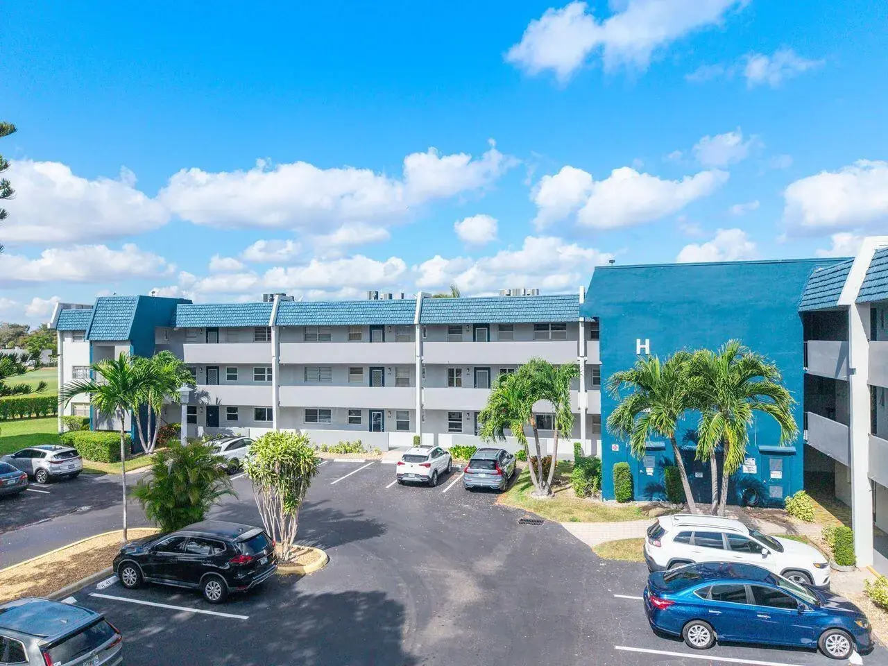 1 bedroom 1 bath for sale at 7807 Golf Cir Drive, Margate FL 33063