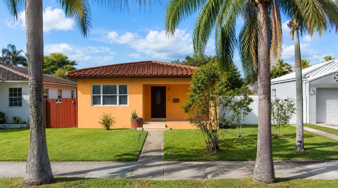 3 bedroom 2 bath for sale at 1631 Hollywood Boulevard, Hollywood FL 33020