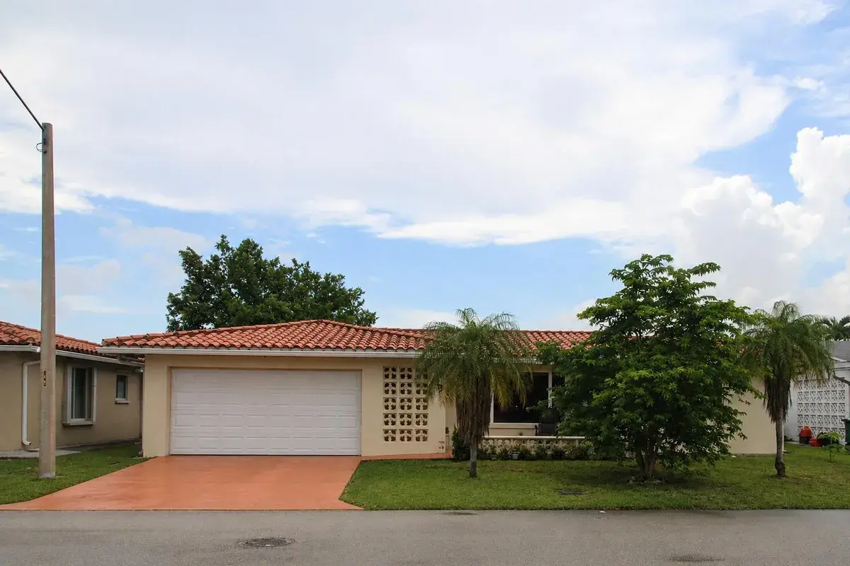 4914 NW 49th Road, Tamarac FL 33319