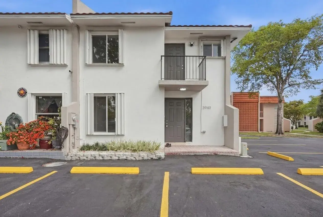 3 bedroom 2 bath for rent at 3913 NW 76th Terrace, Hollywood FL 33024